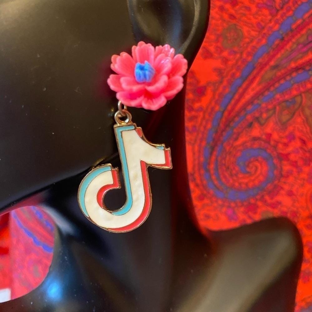 TikTok Flower Dangle Earrings Pink‎ Blue White Red Gold Tone Fun Trendy Jewelry - Picture 5 of 7